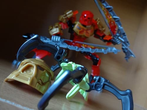 Tahu fights a vicious Skull Spider, a shameless incarnation of 2002's Krana, though Lego wasn't so wise as to give these face-huggers their own Bohrok.