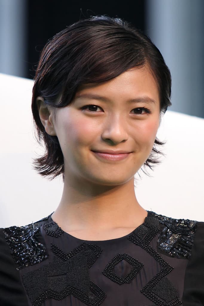 Japanese actress and fashion model Nana Eikura attends the 2011 Tokyo International Film Festival with short hair. She shows her beauty and fashion sense here!