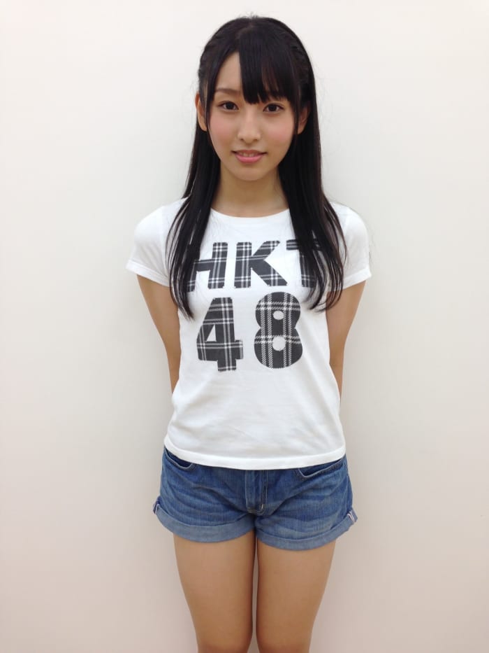 Sae Kurihara wearing an HKT48 t-shirt with pride.