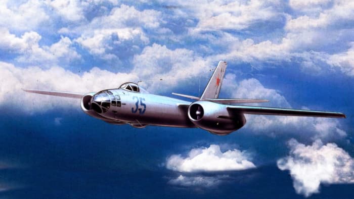 The North Korean B-5 is the terrifying centerpiece of Red Dragon's airpower, referred to as the nuke bomber for its massive 3,000 kilogram bomb - the largest in the game.