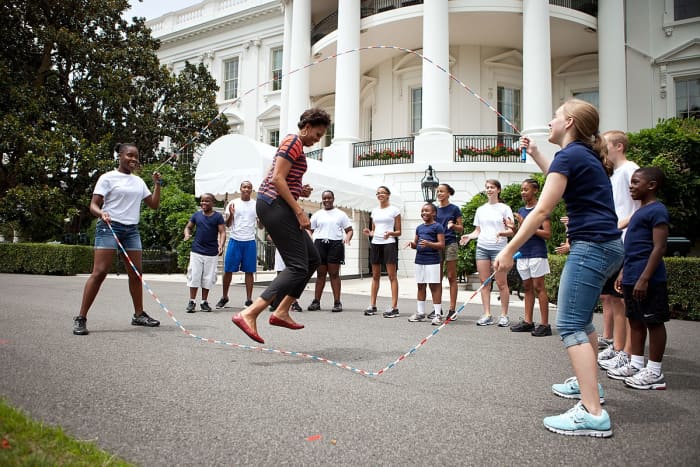 Michelle Obama and kids double-dutch games.