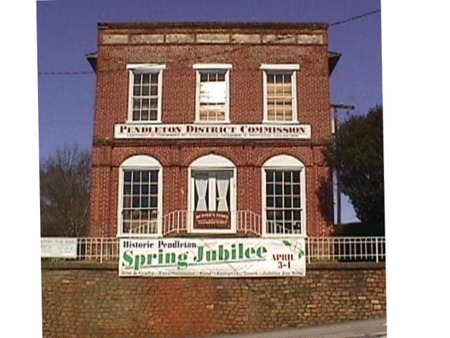 Old Hunter's Store is occupied by "Lake Hartwell Country" which used to be named "Pendleton District Commission".