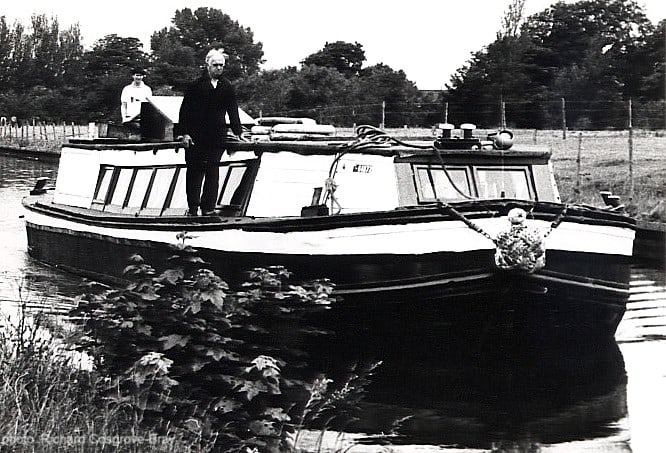Many barges once travelled from the various Liverpool docks along the Manchester Ship Canal, carrying cargo. This became a way of life for numerous Romany families, forced off the roads by a changing society.