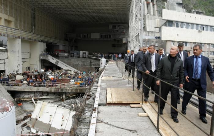 Russian Prime Minister Vladimir Putin visits the accident site at the Sayano-Shushenskaya hydroelectric power station (ALEXEY DRUZHININ/AFP/Getty Images)