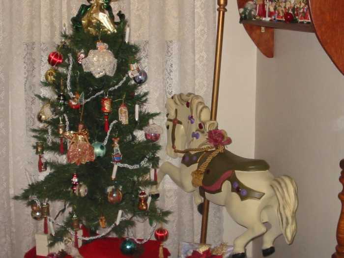 My wonderfully creative and talented mother-in-law's carousel horse. It was love at first site for me. She is an inspiration to me on so many levels. I wish to thank her sooo much, for allowing me to copy her craft. Now, to just do it justice.