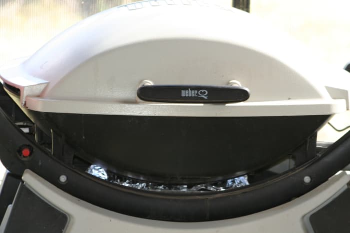 This type of barbecue is great for cooking off grid. When the lid is closed it contains the heat like an oven. It runs on LPG (propane gas).