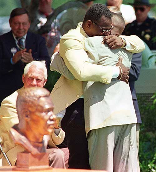 Walter Payton and son Jarrett hug at Walter's induction to the Pro Football Hall of Fame on July 31, 1993. (AP PHOTO)
