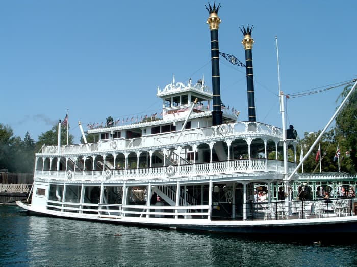 A riverboat like the one that Tom and Huck would have travelled in.