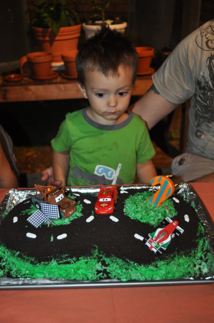 It is every parent's wish to give their child the best possible birthday. Making the cake gets you one step closer!