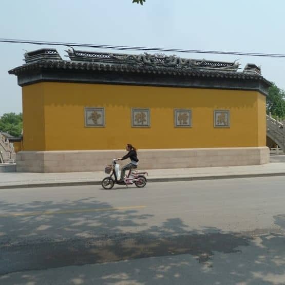 Temples often have Feng Shui Walls
Protecting the gate - bridges, water, and a feng shui wall
In China people believe the gate of the temple needs protecting. From what? "Evil winds and ghosts." People here believe that ghosts cannot travel across w