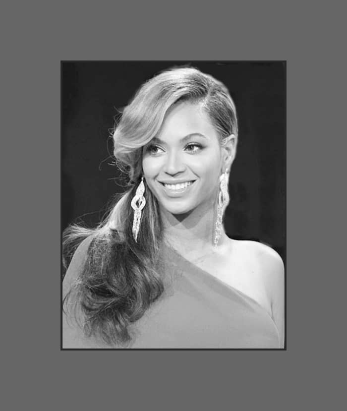 Beyonce has a perfect shaped face. She's beautiful with or without bangs. Her hair is side-swept to form the sultry long bangs look draping her oval face - 2013 Hairstyles with Bangs for Round, Oval, Square, Heart, Oblong Face