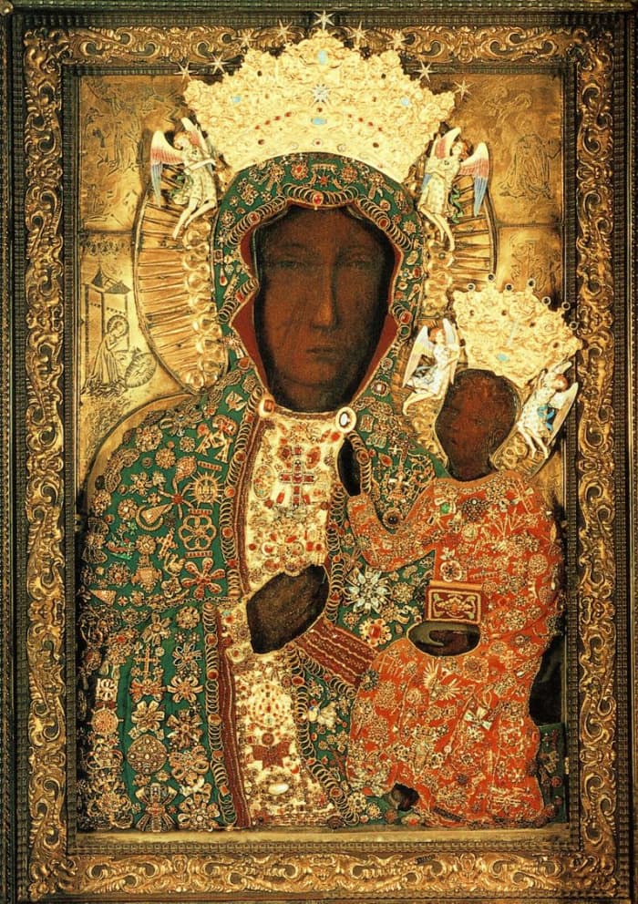 The wardrobe covering the icon in the photo is the "Brilliant Diamond Dress" from the seventeenth century, used originally for major celebrations and church holidays. Public Domain