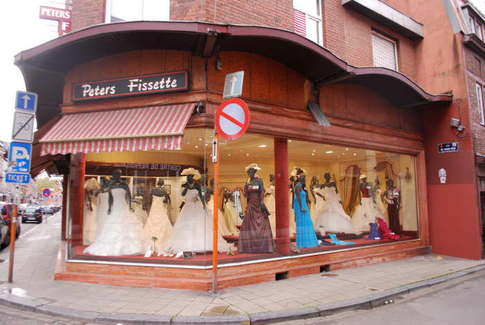 Bridal shops, along with brides-to-be, are good examples of prospective customers for vertical or industry-specific advertising.