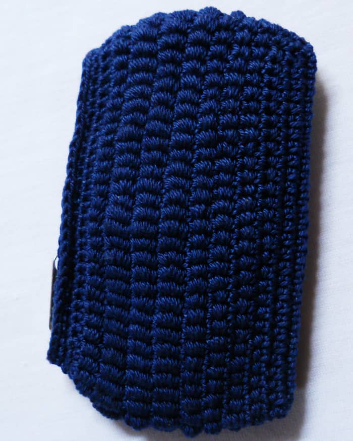 This is how the purse will look when it lies flat, IF you force it to lie flat. ",)
