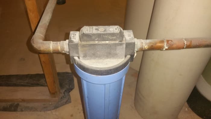 Always use the water flow directional indicators as reference during installation.
