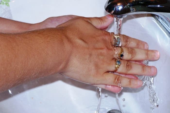 finger-rings-and-germs-what-organisms-lurk-under-that-band