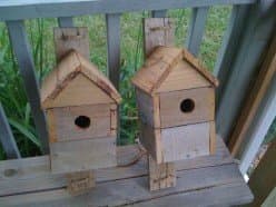 Two birds with one stone or two bird houses from one one pallet? These reclaimed pallet wood birdhouses are durable and have rustic charm.