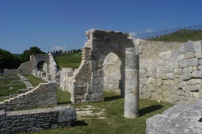 More ruins at Pietrabbodante in Molise and home of the Samnites.