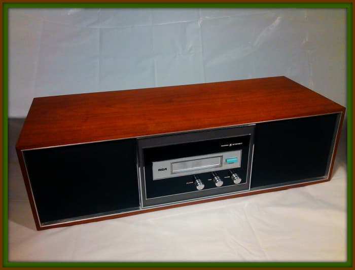 . This RCA Mark 8 model has a beautiful hand finished and hand polished wood cabinet which includes two internal deluxe RCA speakers with excellent sound and calibrated to perfection.