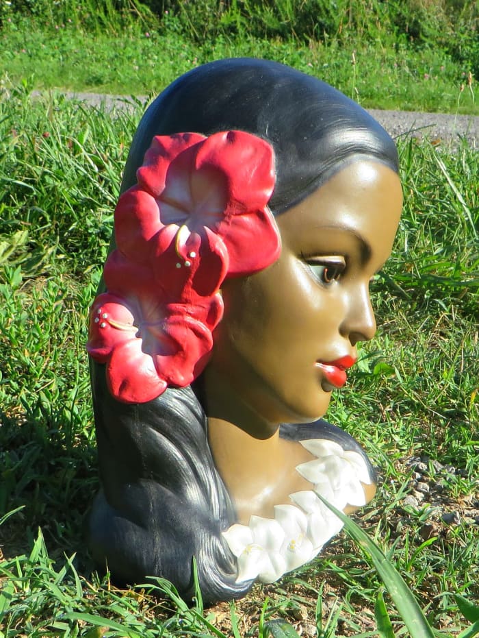This is one of the most beautiful Hawaiian Polynesian woman head bust with hibiscus flower that ever came on the market. Five different Hawaiian head busts were made by Lego through the 1950s and 1960s and this was the most popular one.