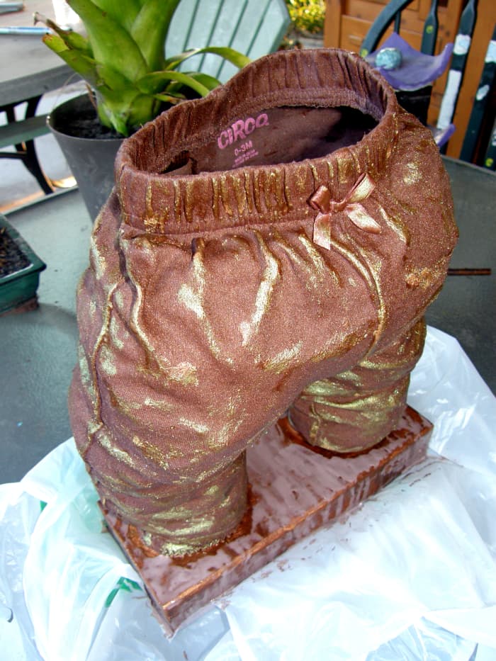 The sculpture is completely dry and I have removed the plastic bags from the inside. The base has also been painted. Golden and copper powdered pigments have been added for highlight effects.