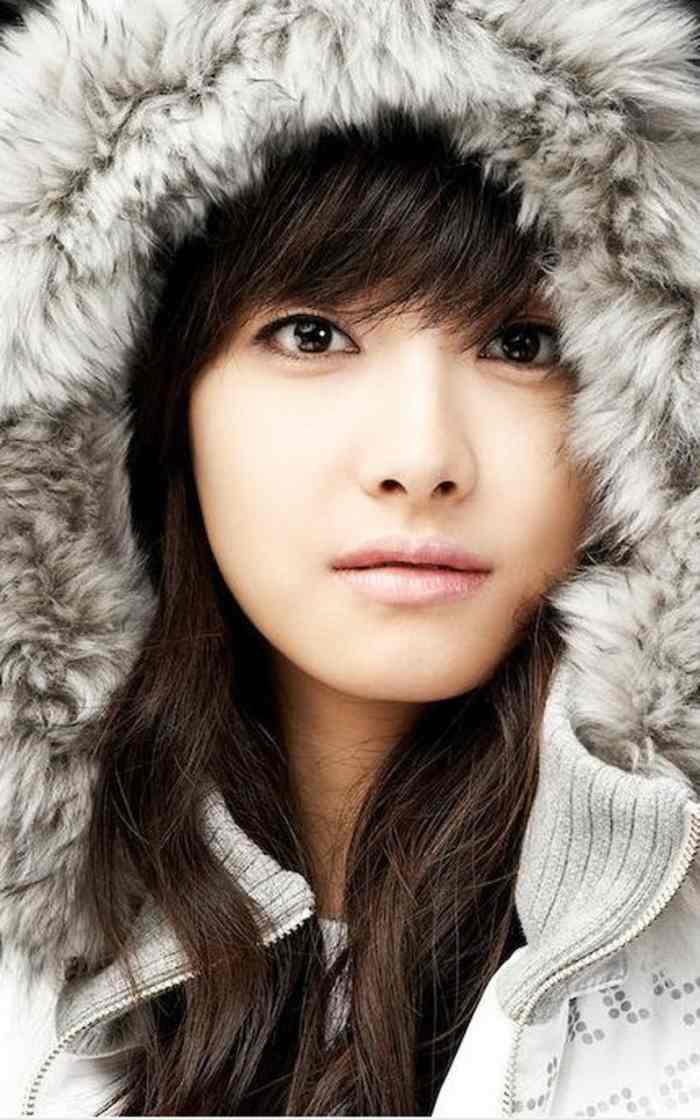 Victoria Song (Song Qian), a singer, dancer, actress and model, attended the Beijing Dance Academy and majored in Chinese ethnic dance, which launched her into an acting and modeling career in South Korea.