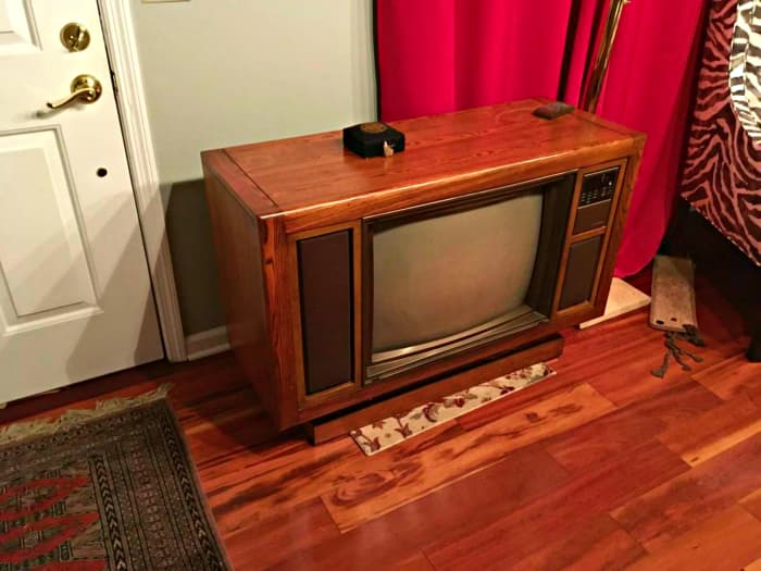The modern styling is in a lovely Oak veneer that is a sure winner wherever you put it in you home. Quartz controlled electronic tuning system is a highly accurate and a beautifully designed tuning system.