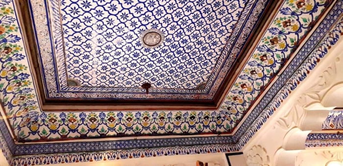 The wall and the ceilings of the Queen’s chamber were beautiful and colourful.