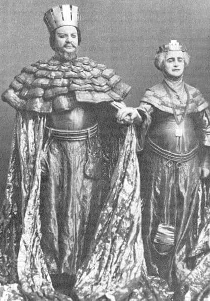 Massalitinov and Knipper. Moscow 1911. Massalitinov is Claudius. - Photo: public domain - copyright expired. - Accessed via Wikipedia.