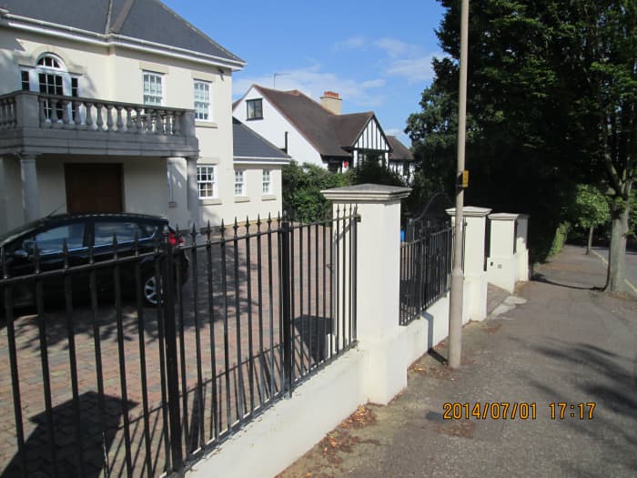As you come down Connaught Avenue to get to the Central Line station at Loughton you pass some choice real estate. Some handsome properties down this way that command prices with lots of noughts, like half or three quarters of a million pounds...