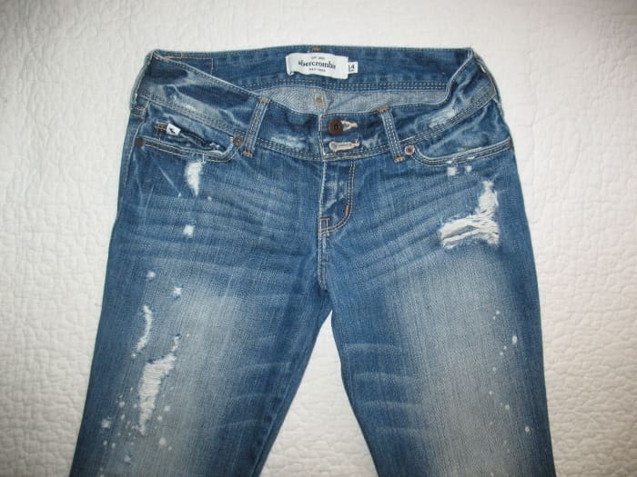 Take clear photos of your jeans for your listings. A minimum of two photos are necessary, to show the front and back of the jeans.