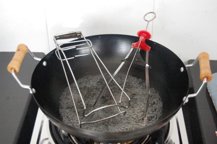 Hot Bowl or Dish Holders are useful kitchen utensils to help you remove hot bowls or dishes of steamed food from the steaming trays