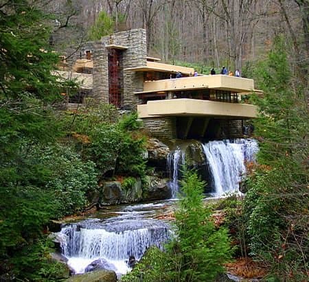 This is gorgeous...I can see my baby sis living in this mansion...The Fallingwater, in Pennsylvania (USA).