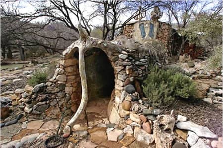 I'm sorry, I couldn't live here...this is too hobbit or Land of The Lost....The Eliphante Art House, in Cornville (AZ, USA).