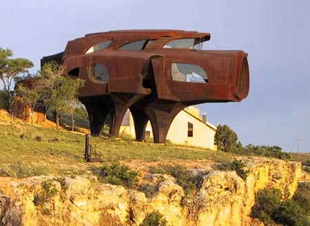 The Steel House, in Lubbock (Texas, USA). Architect and sculptor Robert Bruno spent 23 years building this strange home that looks like a giant pig out of 110 tons of steel. I think I will visit this place which isn't too far from me...