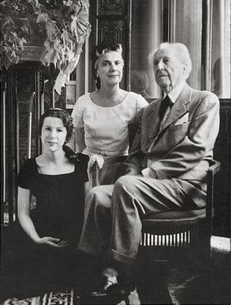 Wright with his wife, Olgivanna, and daughter Iovanna (left) in 1957. commons.wikimedia.org/wiki/File:Frank Lloyd Wright