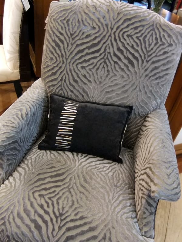 11. One pillow is enough for this arm chair. The white and gray pattern works well with the main color of the armchair.