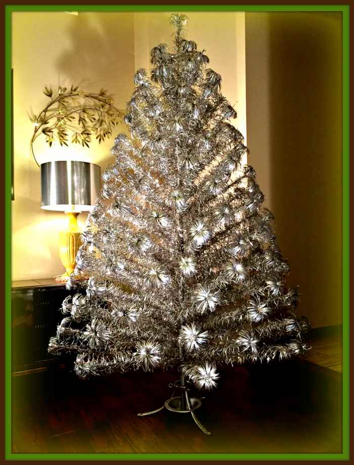 This is a beautiful vintage tree with 153 Pom Pom branches. The trunk of the tree is in 2 sections held together with a metal pin, it is painted silver.