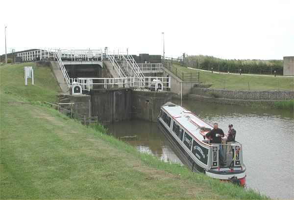 Narrow boat awaits the lock gate opening at Humber Lock on the Market Weighton Canal
