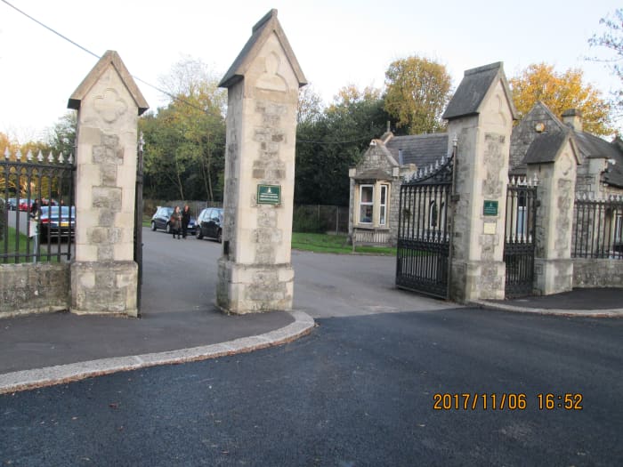Down the road from me, the destination of countless funeral corteges that pass our house, the grand-looking gates to Manor Park Cemetery ('Forest Gate' obviously didn't sound 'grand' enough for the founding fathers)