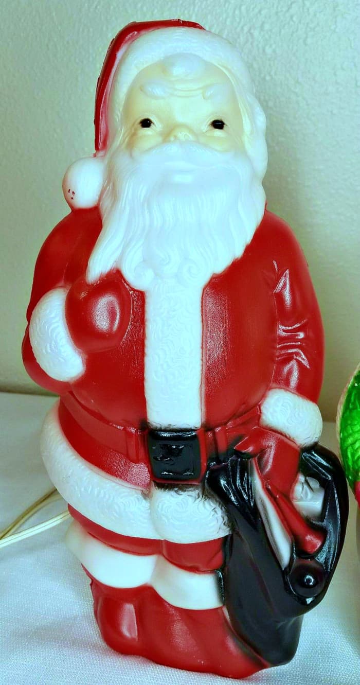 Here is a very nice vintage and lighted 1968 Empire Blow Mold Christmas Santa Claus. made of durable Empire Company Plastic. Santa is 13" inches tall and carrying a black bag full of gifts.