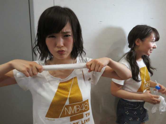 She is seen here with former NMB48 member Nana Yamada (right). Is Sayaka stressed out? It sure seems that way and that's why she is stretching that towel but she is so cute!