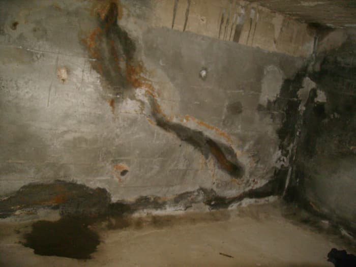 A diagonal joint in wall caused due to a break in concrete pouring. We can see the coat of Crystalline Waterproofing Material up to 7 feet height. The wall is almost fixed except require observation period before it can be plastered.