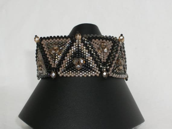 This is another fun way to link triangles for a bracelet. I love the firepolished rounds detail.