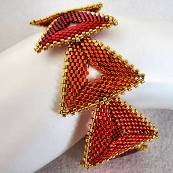 This is another creative way to link triangles for a jewelry piece.