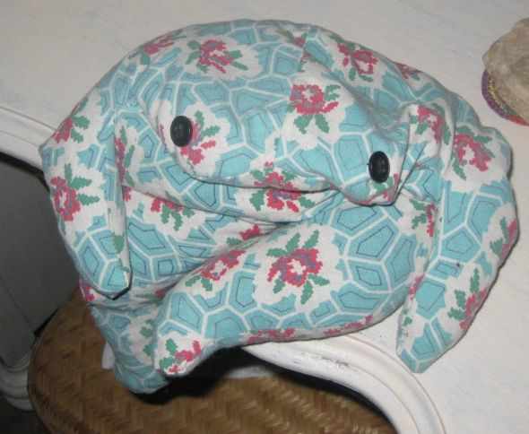 A vintage frog (it's old) made from fabric, stuffed with beans with button eyes.
Be sure to only use buttons on crafts that older children will play with.
Buttons are not safe on toys for very young children who put everything in their mouths.
Pho