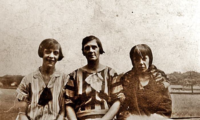 Grandad's mum, my Great Grandma Trigg, in the centre, with Elsie on the left (she was married to grandad's brother, Arthur). Mum believes the other lady, on the right, was married to one of grandad's other brothers, but isn't sure.
