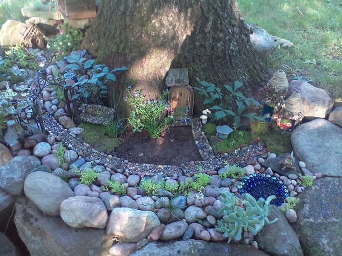 Isn't this marvelous! The larger stones set off the garden area where the tiny pool, path and plantings are showcased. The moss forms a lawn for the attractive home for gnomes, pixies or elves to enjoy.