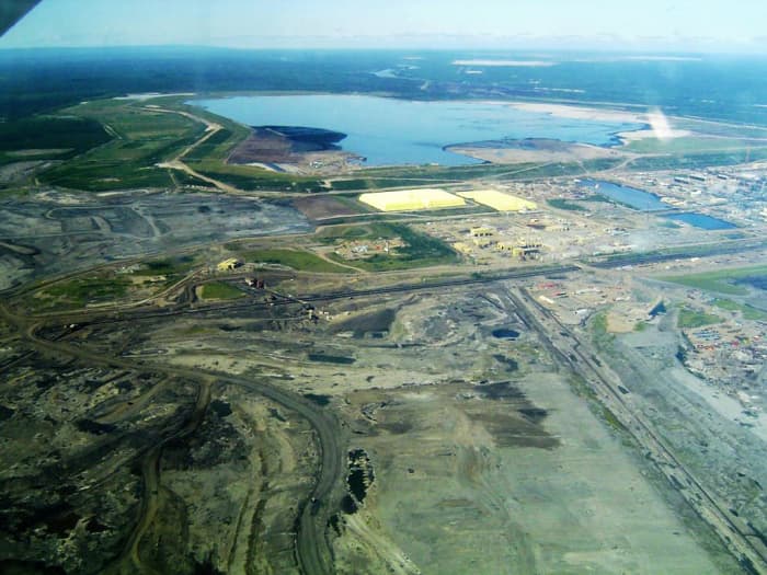 Aerial view of Syncrude's Mildred Lake Plant, Alberta Oil Sands. The Oil Sands are Canada's beggest emitters of greenhouse gases. Image courtesy of Wikipedia.
