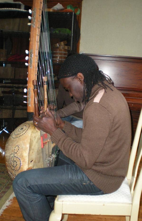 Zal Sssokho(Senegal) playing the "Kora" (a 21 string Harp, and singing in both Malinke and Wolof languages that by traditions from West Africa